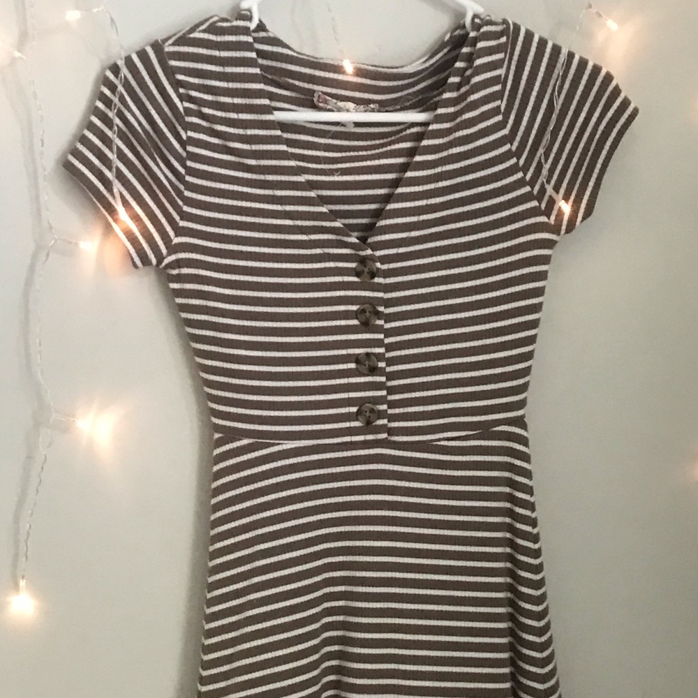 •Brown buttoned dress•